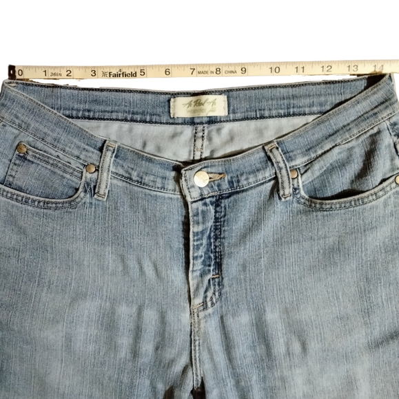 Vintage 'As Real As Wrangler' Light Wash Relaxed Fit Women's Denim Jeans - Picture 7 of 13